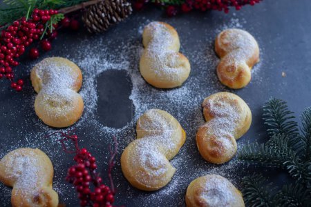 Téléchargez les photos : Savoureux Lussekatter (petits pains au safran suédois) frais sur la table avec des canneberges - en image libre de droit