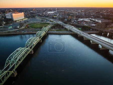 Téléchargez les photos : Une antenne du pont routier du Bas-Trenton au-dessus de la rivière Delaware à Trenton, New Jersey - en image libre de droit