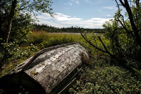 Téléchargez les photos : Un vieux bateau en bois abandonné près d'un lac près de Are en Suède par une journée ensoleillée - en image libre de droit