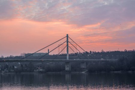 Téléchargez les photos : Le pont Liberty à haubans à Novi Sad, Serbie, au lever du soleil - en image libre de droit