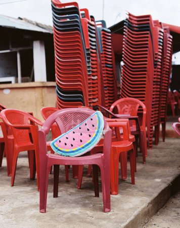 Téléchargez les photos : Un plan vertical de chaises rouges empilées avec oreiller pastèque - en image libre de droit