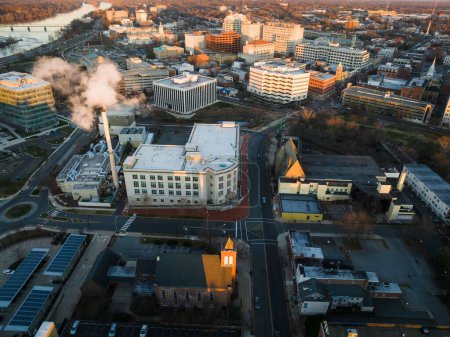Téléchargez les photos : Une antenne du paysage urbain de Trenton avec ses bâtiments résidentiels et autoroutes dans le New Jersey à l'aube - en image libre de droit