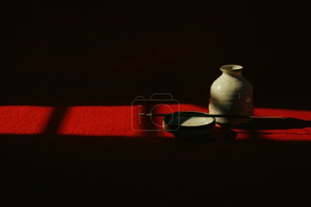Foto de Luz y sombras proyectadas sobre varillas de incienso en un plato de porcelana que muestra el concepto de meditación, atención plena y bienestar mental - Imagen libre de derechos