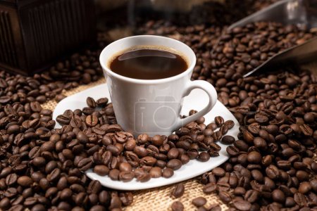 Téléchargez les photos : Espresso Tasse à café et grains torréfiés. Café nature morte - en image libre de droit