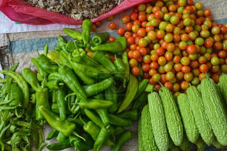 Frisches Gemüse, das auf dem Straßenmarkt verkauft wird, zeigt das authentische und einfache Leben in Luang Prabang, Laos