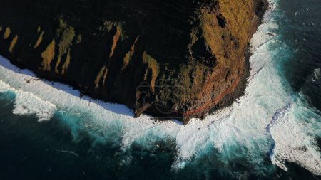 Téléchargez les photos : Une antenne supérieure de l'île de Molokai et des falaises de Kalaupapa contre un ciel ensoleillé et nuageux en arrière-plan - en image libre de droit