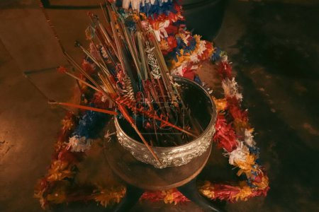 Téléchargez les photos : Style thaï traditionnel offrandes bouddhistes de bâtons d'encens et guirlande colorée - en image libre de droit