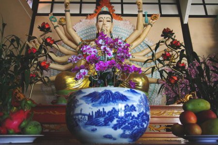 Téléchargez les photos : Statue du Bodhisattv Avalokitesvara ou Bouddha aux mille armes dans un autel à l'intérieur de la pagode Linh An à Da lat, Vietnam - en image libre de droit