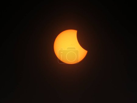 Téléchargez les photos : Un gros plan de l'éclipse solaire sur fond noir vue de l'église baptiste Shady Grove, Belton, SC - en image libre de droit