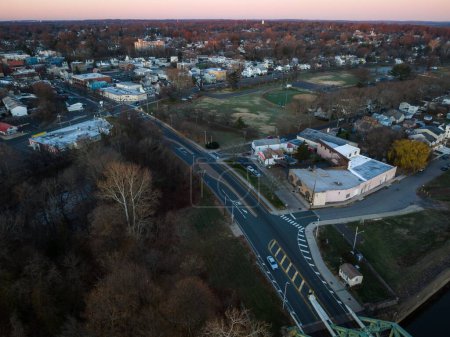 Téléchargez les photos : Une antenne du paysage urbain de Trenton avec des bâtiments résidentiels dans le New Jersey capturés à l'aube - en image libre de droit