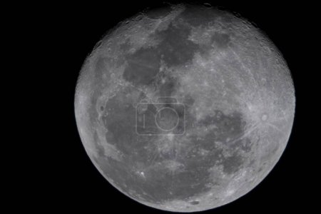 Foto de Un primer plano de la luna llena con cráteres y detalles de la superficie lunar en el cielo oscuro - Imagen libre de derechos