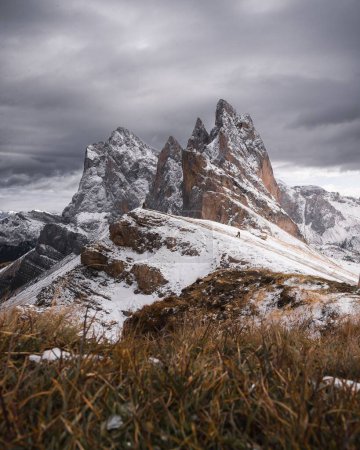 Téléchargez les photos : Vue verticale du sommet déchiqueté de la montagne Seceda dans les Alpes Dolomites par une journée d'hiver nuageuse - en image libre de droit