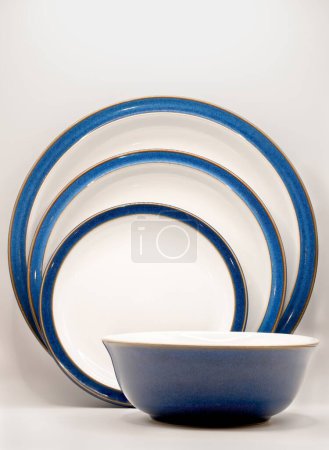 Téléchargez les photos : Un bol et trois assiettes de vaisselle de couleurs blanches et bleues - en image libre de droit