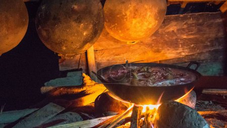 Téléchargez les photos : Un bol de fer avec de la nourriture bouillante dans un camp - en image libre de droit