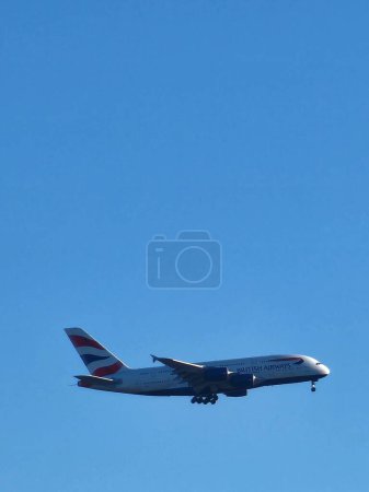 Foto de Un plano vertical de un avión de British Airways en un cielo azul - Imagen libre de derechos