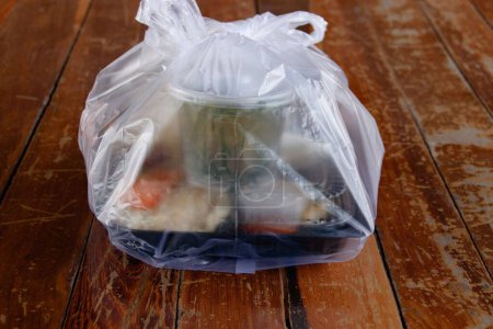 Téléchargez les photos : Sortie de nourriture emballée dans un sac en plastique montrant la question sociale de la pollution plastique à usage unique - en image libre de droit
