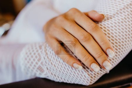 Téléchargez les photos : Un gros plan de la main d'une femme avec une belle manucure le jour du mariage - en image libre de droit