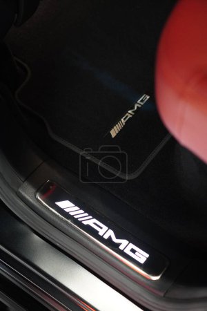Foto de Un primer plano de Mercedes-Benz AMG puerta retroiluminada alféizar y alfombra de piso - Imagen libre de derechos