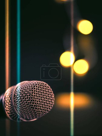 Téléchargez les photos : Un plan vertical d'un microphone avec des lumières bokeh en arrière-plan - en image libre de droit