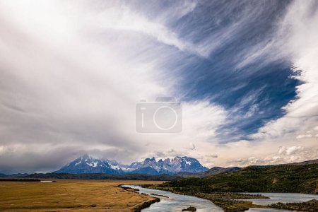 Téléchargez les photos : Un paysage nuageux blanc à couper le souffle dans le lac bleu au-dessus du parc national Torres del Paine au Chili - en image libre de droit