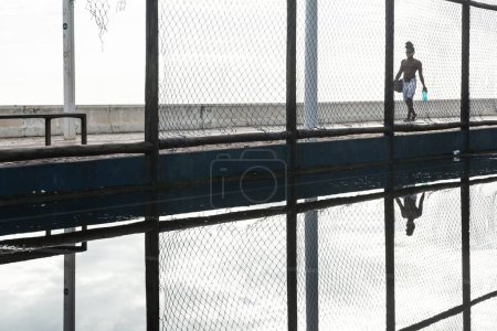 Téléchargez les photos : Salvador, Bahia, Brésil - décembre 05, 2021 : Les gens qui pratiquent des exercices physiques sur le bord de la plage de Rio Vermelho dans la ville de Salvador, Bahia. - en image libre de droit