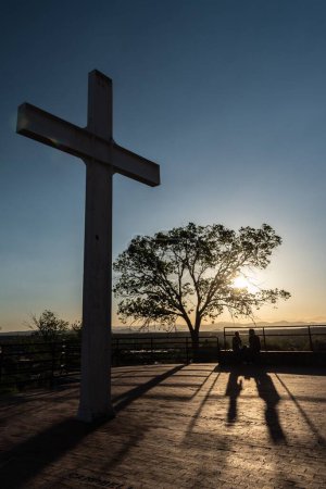 Téléchargez les photos : Plan vertical de la Croix des Martyrs contre un ciel bleu au sommet de la colline de Santa Fe, Nouveau-Mexique - en image libre de droit