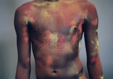 Foto de Un primer plano de un hombre africano con polvos de colores - Imagen libre de derechos