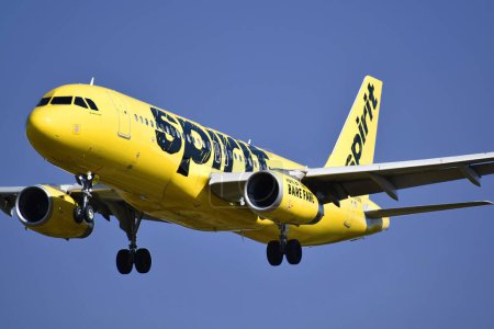 Foto de Un avión de línea amarilla Spirit aterrizando en el Aeropuerto Internacional John Glenn, Columbus, Ohio - Imagen libre de derechos