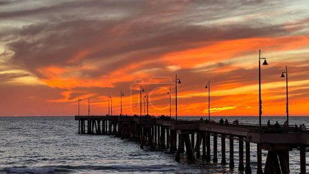 Foto de Puesta de sol de invierno multicolor sobre el muelle y la playa de Venecia en Los Ángeles - Imagen libre de derechos