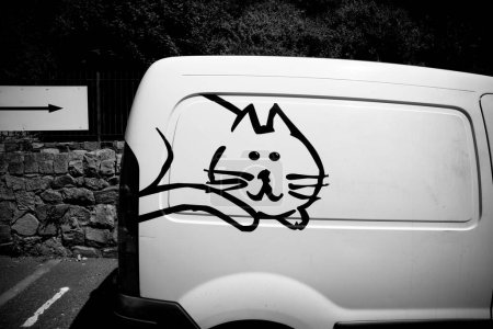 Téléchargez les photos : Un chat dessinant sur un van blanc - en image libre de droit