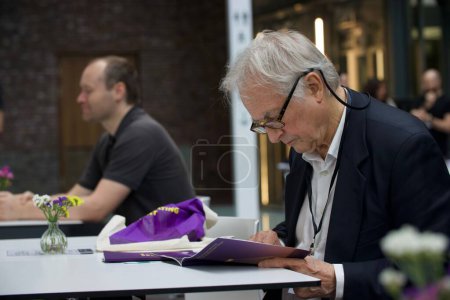 Téléchargez les photos : Une mise au point superficielle de Richard Dawkins lisant un livre lors d'une conférence sur la dissidence à Koln, en Allemagne, en 2022 - en image libre de droit