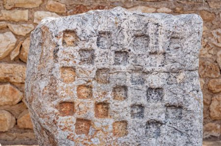 Foto de Una gran roca colocada frente a una pared de piedra - Imagen libre de derechos