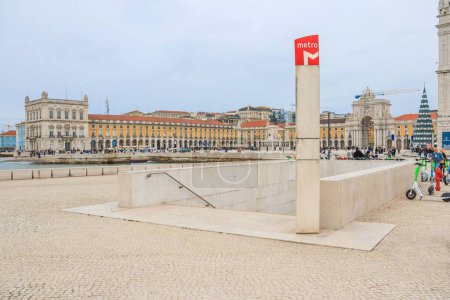 Téléchargez les photos : La station de métro Cais do Sodre près de l'eau à Lisbonne, Portugal - en image libre de droit