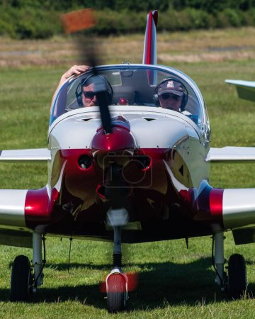 Foto de Un primer plano vertical de un avión deportivo ligero en el aeródromo de Eshott, Inglaterra. - Imagen libre de derechos