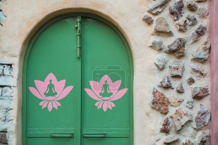 Téléchargez les photos : Une porte verte avec Bouddha en peinture de fleur de lotus - en image libre de droit