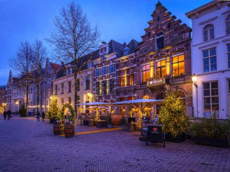 Téléchargez les photos : Hôtel Huis Vermeer à Deventer, Pays-Bas dans la soirée - en image libre de droit