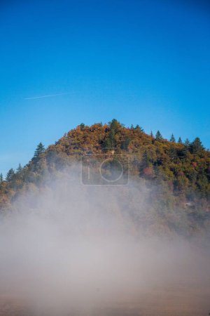 Téléchargez les photos : Brouillard sous le sommet de la montagne - en image libre de droit