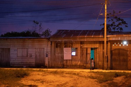 Téléchargez les photos : Les pauvres maisons dans la soirée - en image libre de droit