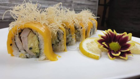 Téléchargez les photos : Un gros plan d'un plateau de délicieux sushis colorés dans un restaurant japonais - en image libre de droit