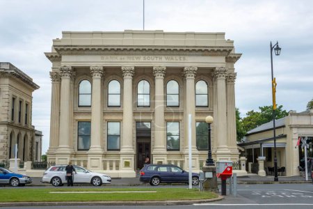 Foto de La hermosa fachada de la Galería Forrester bajo el cielo nublado pista en Oamaru, Nueva Zelanda - Imagen libre de derechos