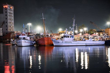 Téléchargez les photos : Belle photo de nuit dans le port - en image libre de droit