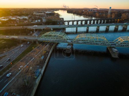 Foto de Una antena del puente de la autopista Trenton Inferior sobre el río Delaware en Trenton, Nueva Jersey al amanecer - Imagen libre de derechos