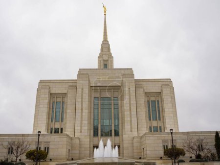 Foto de El Templo de Ogden Utah o La Iglesia de Jesucristo de los Santos de los Últimos Días con un paisaje nublado gris en el fondo - Imagen libre de derechos