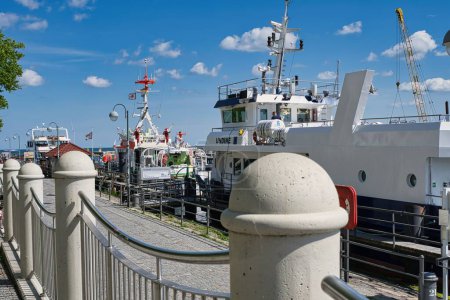 Foto de Puerto con barcos en warnemuende, Alemania rostock - Imagen libre de derechos