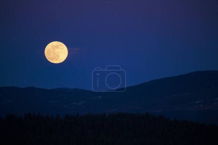 Foto de Una silueta de Montana colinas bajo la luna llena - Imagen libre de derechos