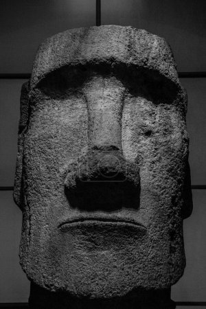 Foto de Una escala de grises de un rostro humano monolítico - Imagen libre de derechos