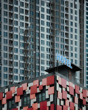 Téléchargez les photos : Un plan vertical de bâtiments au design moderne dans une ville - en image libre de droit