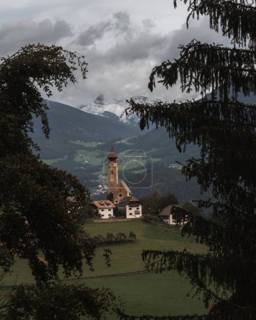Foto de Un plano vertical de un pequeño pueblo en Mittelberg con el campanario de la iglesia de San Nicolás - Imagen libre de derechos