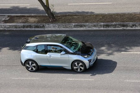 Foto de Un BMW i3 eléctrico conduciendo por las calles de Lisboa, Portugal - Imagen libre de derechos