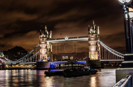 Téléchargez les photos : Vue panoramique du pont Tower au-dessus de la Tamise à Londres la nuit - en image libre de droit